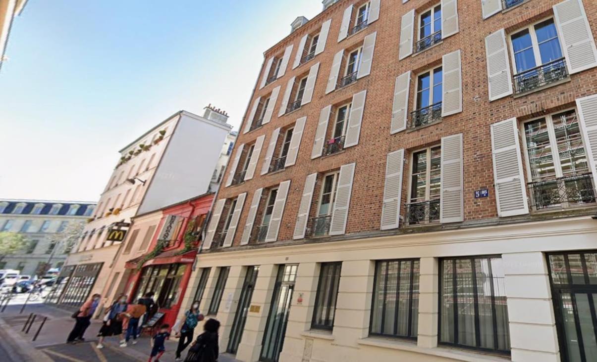 Service - En Face Du Musee - 5 * Parijs